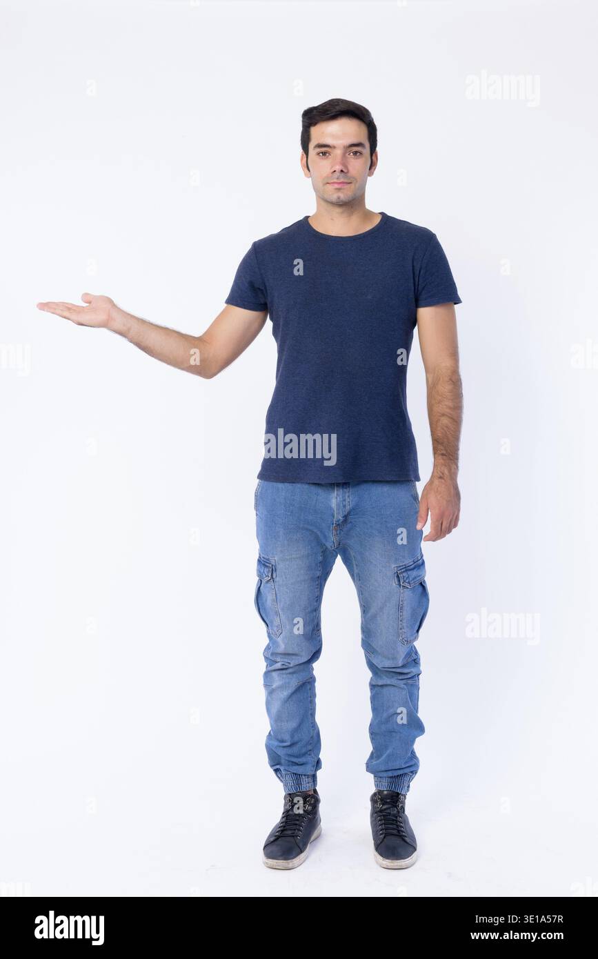 Photo studio d'un jeune bel homme persan isolé sur fond blanc Banque D'Images
