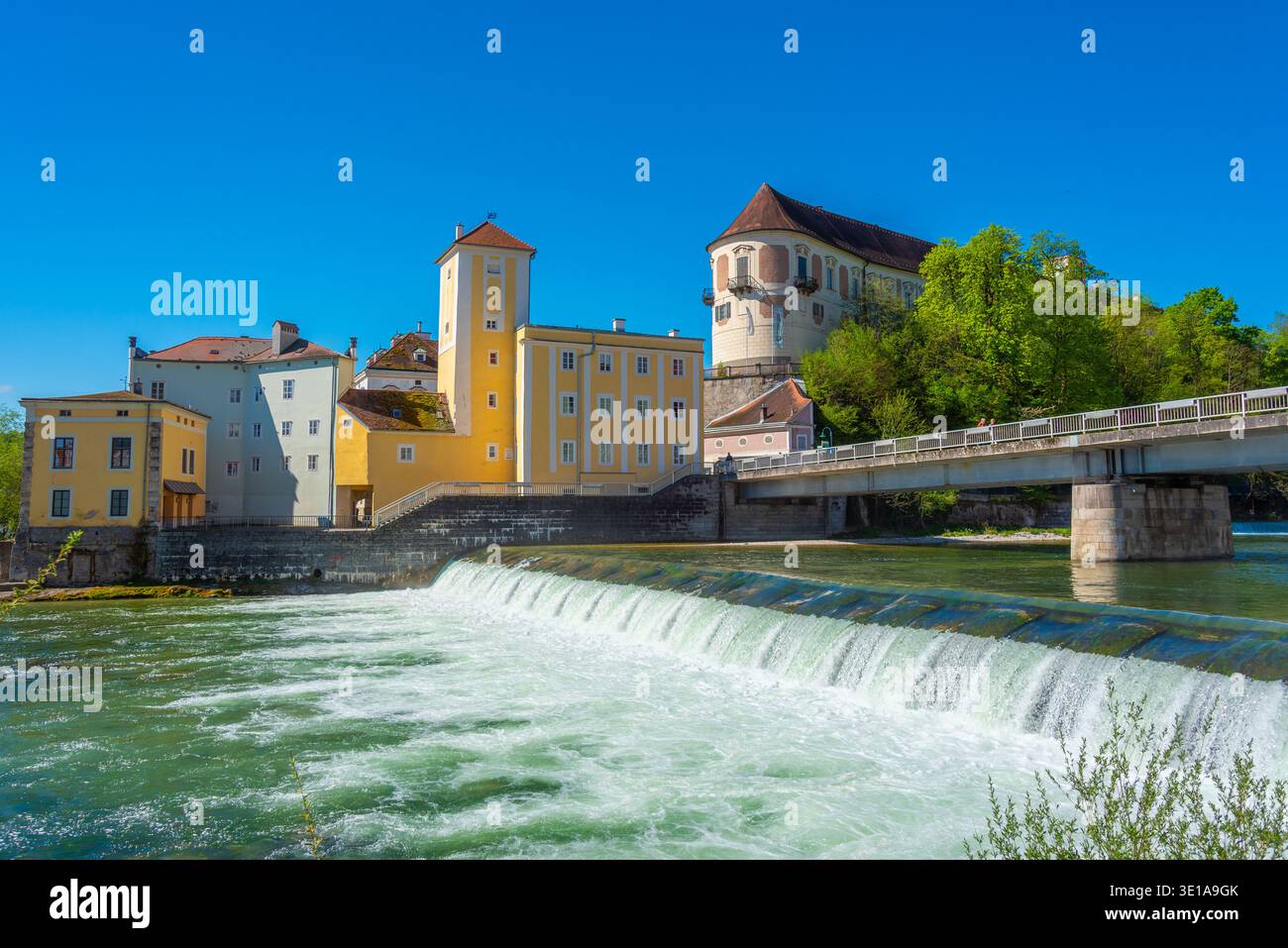 Maisons colorées au bord de la rivière de la ville autrichienne Steyr.IMAGE Banque D'Images