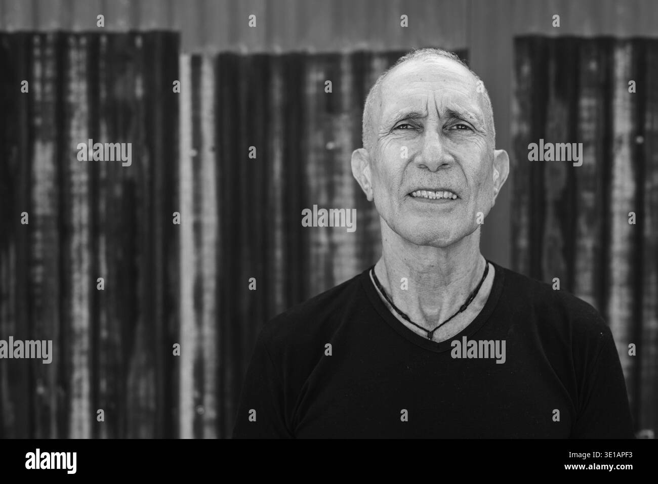 Portrait d'un homme âgé chauve explorant la ville à l'extérieur noir et blanc Banque D'Images