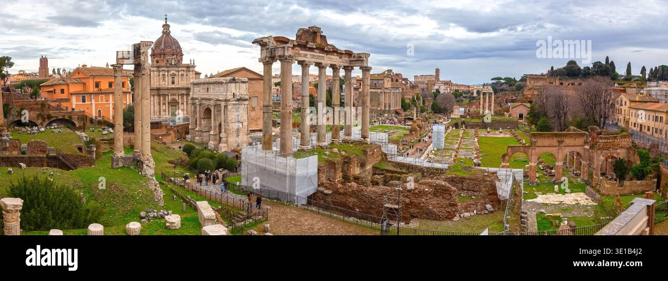 Le Forum romain Romanum Magnum intérieur vue panoramique. Touristes visite des ruines antiques près du célèbre Colisée Cloudy City Winter Skyline Rome Italie Banque D'Images