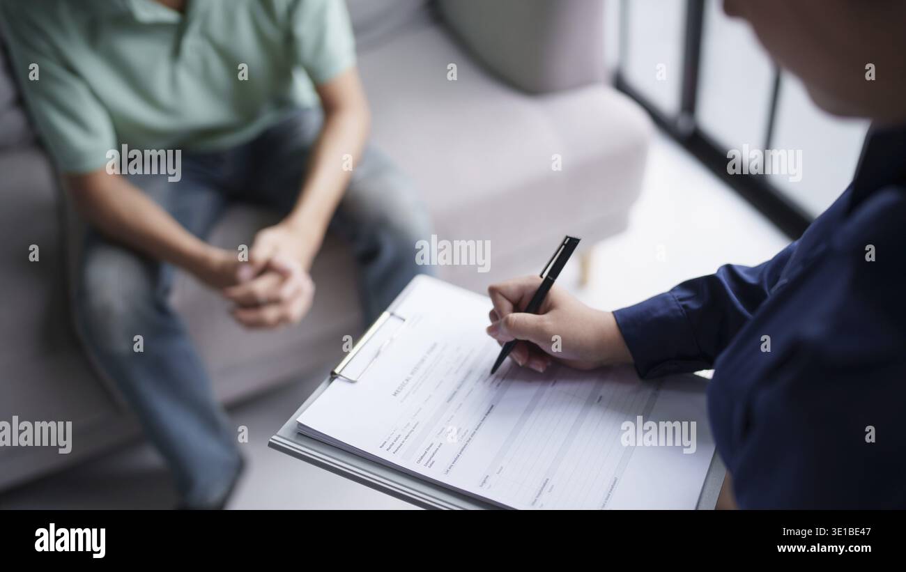 Psychothérapie professionnelle prendre note pendant le rendez-vous patient discutant des problèmes de santé mentale avec le psychologue santé mentale Banque D'Images