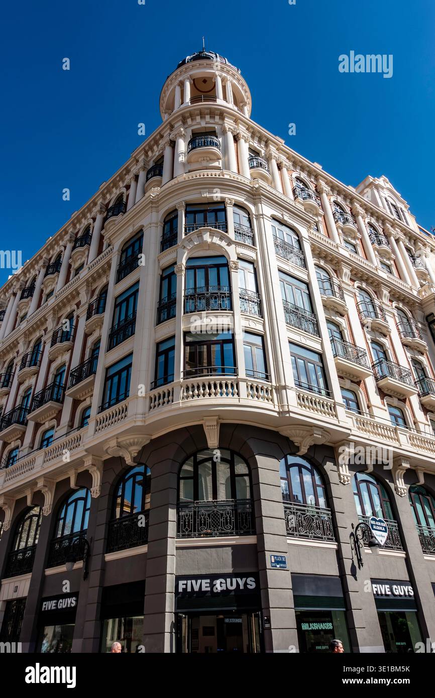 Casa Cerdá à Murcie, Espagne. Un bâtiment d'angle éclectique sur la Plaza de Santo Domingo avec des façades blanches ornées, une tour circulaire et cinq gars. Banque D'Images
