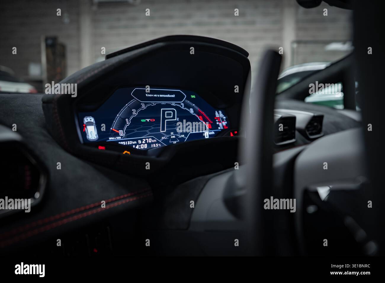 Lamborghini Huracan cluster numérique dans Park avec détails de cockpit Banque D'Images