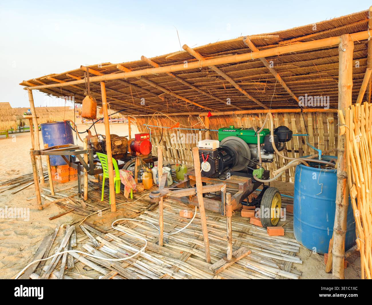 Île de Koh Paen, Cambodge, Asie, système de pompe à eau diesel, utilisé pour l'irrigation, fûts en plastique pour le stockage de l'eau et ombrage de base en bambou Banque D'Images