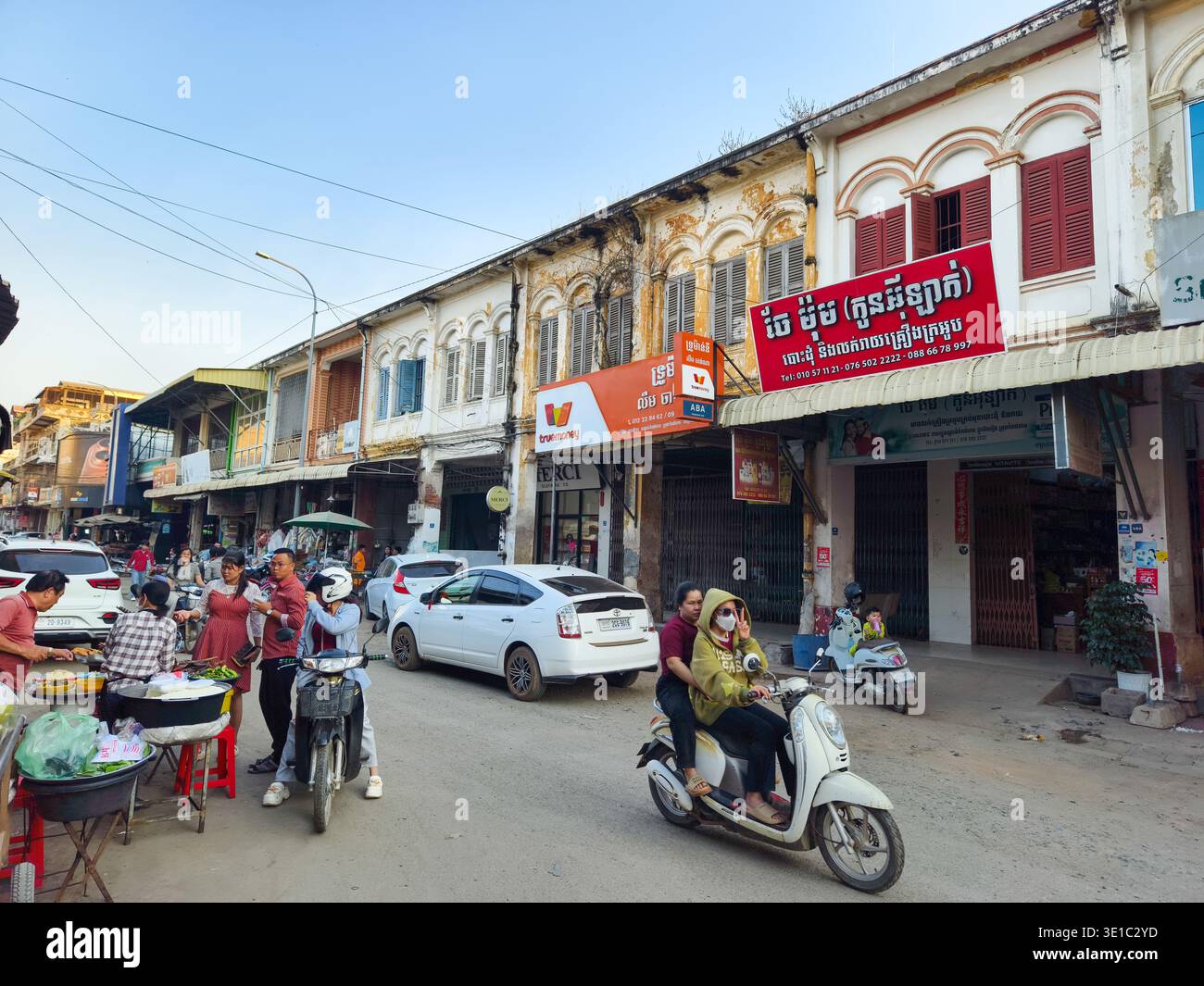 Kampong Cham, Cambodge, Asie, bâtiments de l'époque coloniale française bien conservés, marque de la ville Banque D'Images