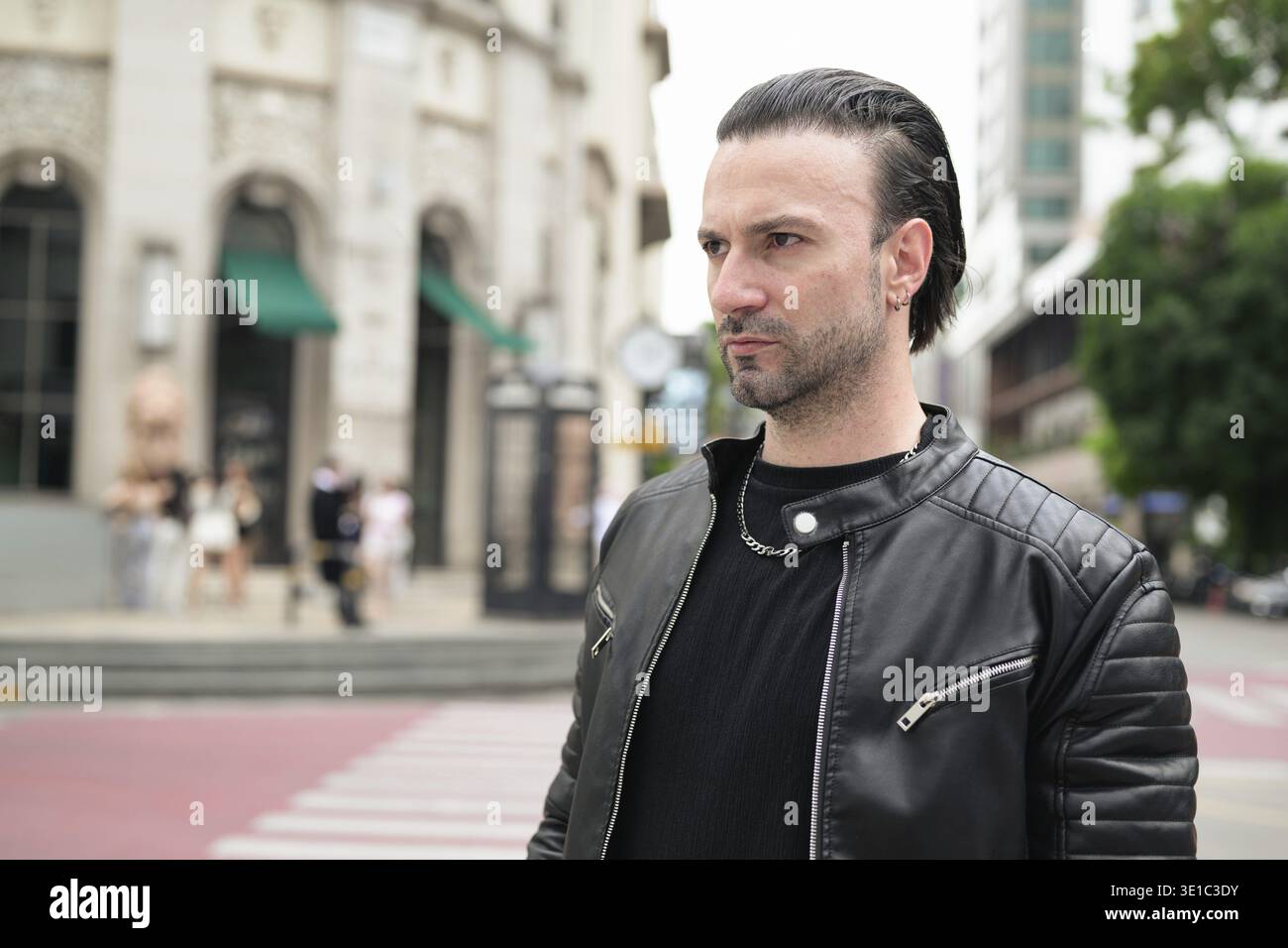 Homme barbu confiant portant une veste en cuir noir Banque D'Images