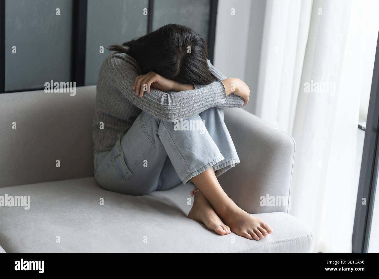 Jeune femme asiatique se sentant seule triste malade stressée sur Sofa at Home Alone pour Healthcare Wellness Lifestyle Banque D'Images