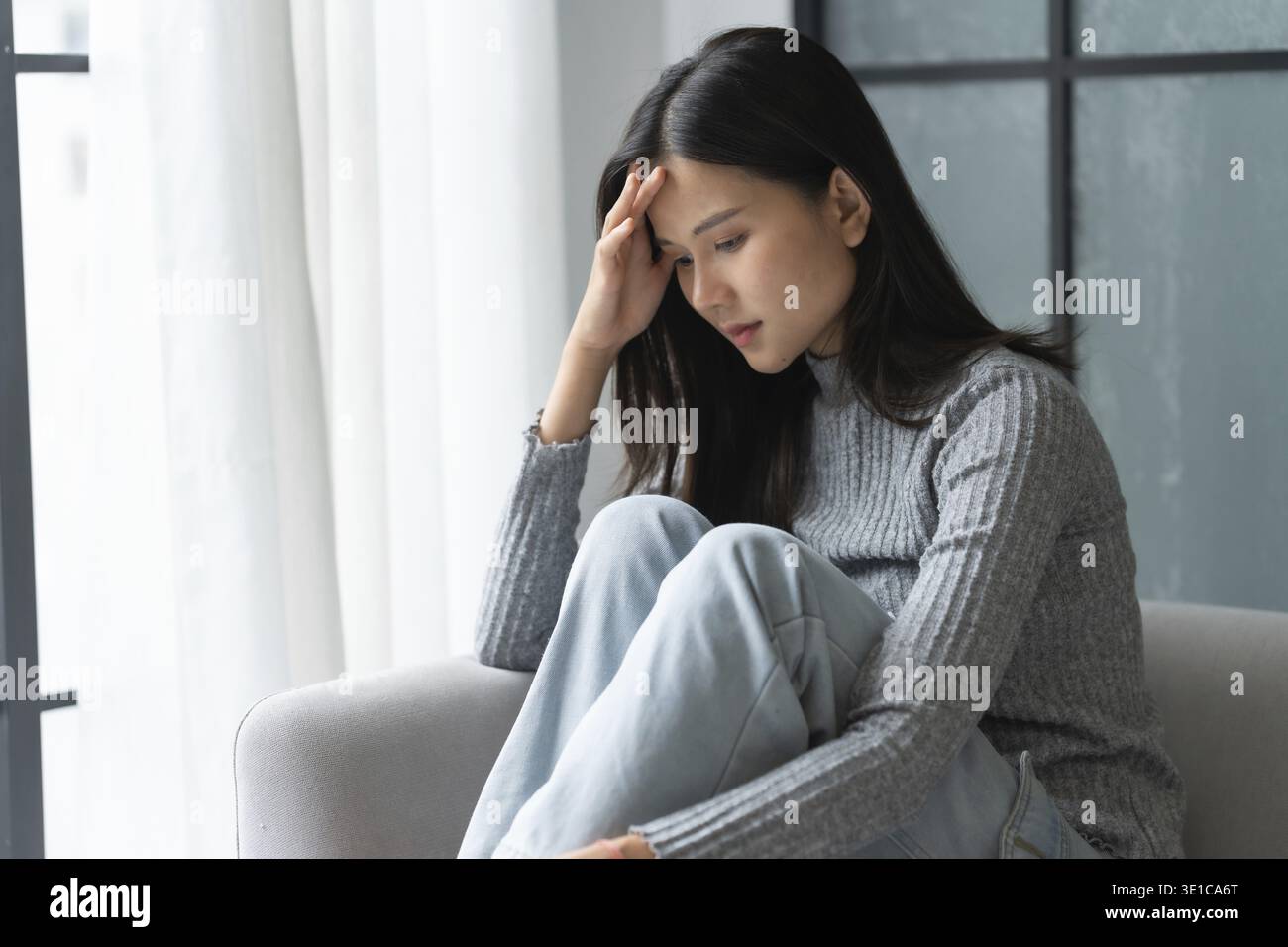 Jeune femme asiatique se sentant seule triste malade stressée sur Sofa at Home Alone pour Healthcare Wellness Lifestyle Banque D'Images