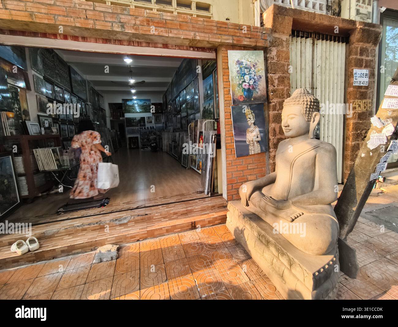 Statue traditionnelle de Bouddha à collectionner en pierre ou en béton assis à l'extérieur d'un magasin d'art, Phnom Penh Banque D'Images