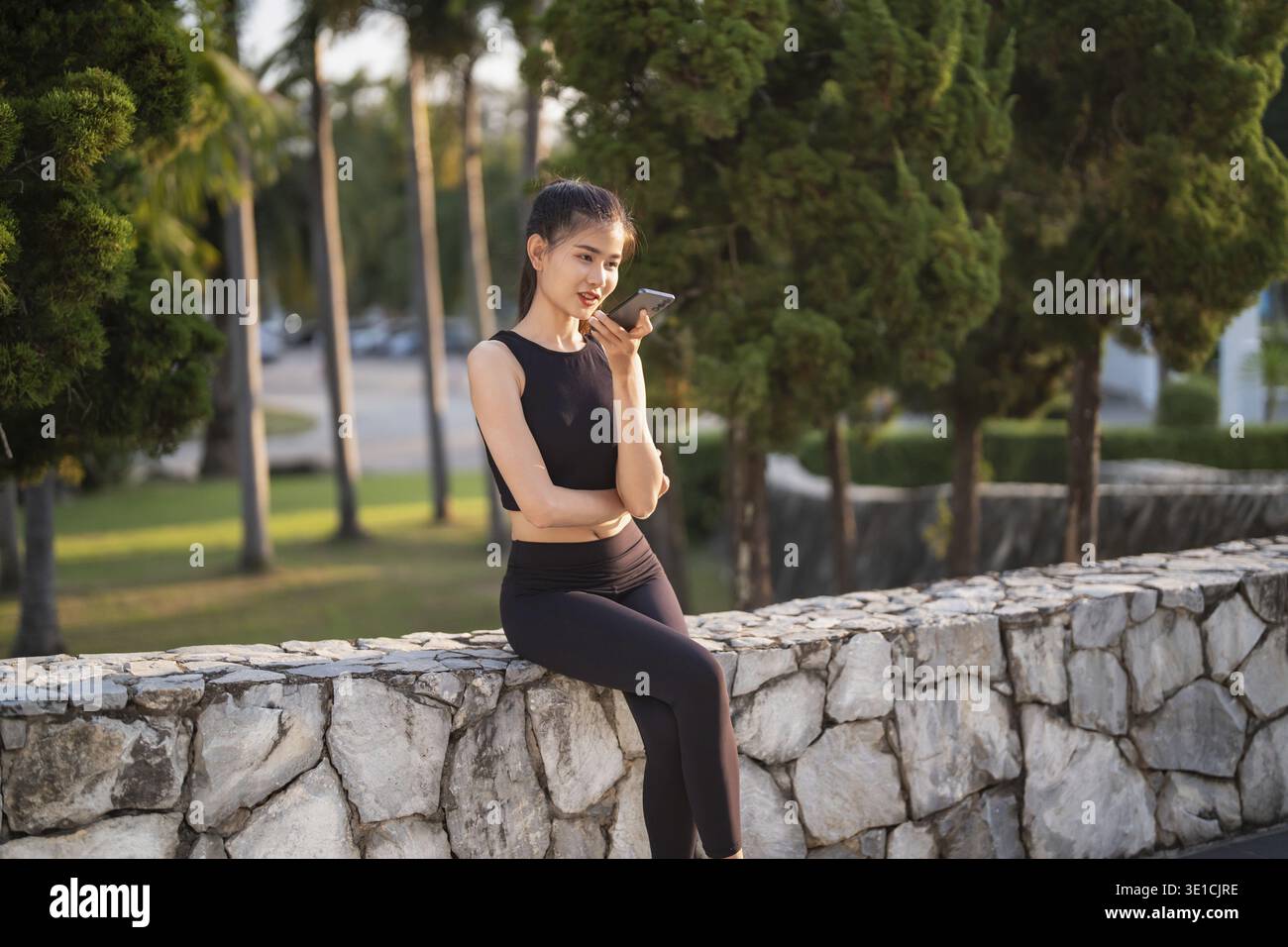 Femme asiatique utilisant l'assistant vocal sur la conversation de smartphone avec l'assistant en ligne Voice chat bot conversationnel ai Modern technologies Banque D'Images