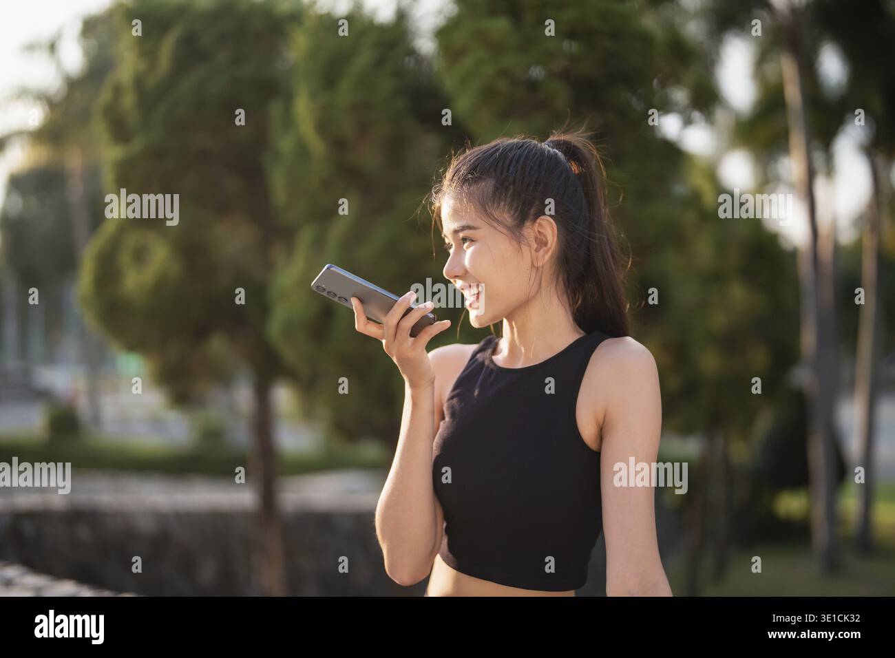 Femme asiatique utilisant l'assistant vocal sur la conversation de smartphone avec l'assistant en ligne Voice chat bot conversationnel ai Modern technologies Banque D'Images