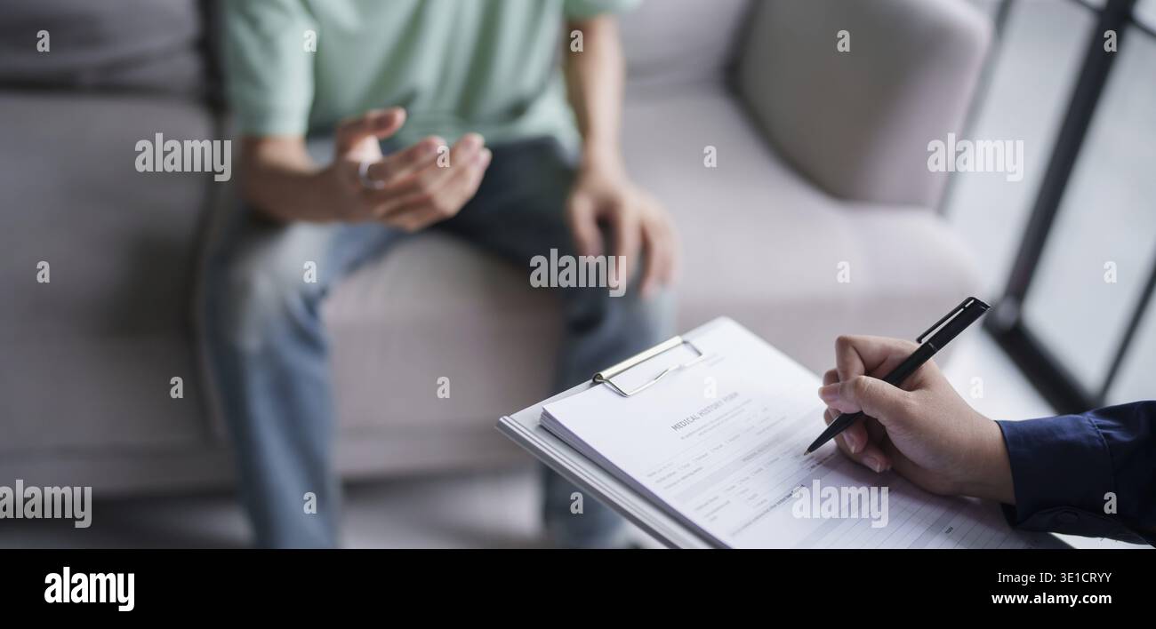 Psychothérapie professionnelle prendre note pendant le rendez-vous patient discutant des problèmes de santé mentale avec le psychologue santé mentale Banque D'Images