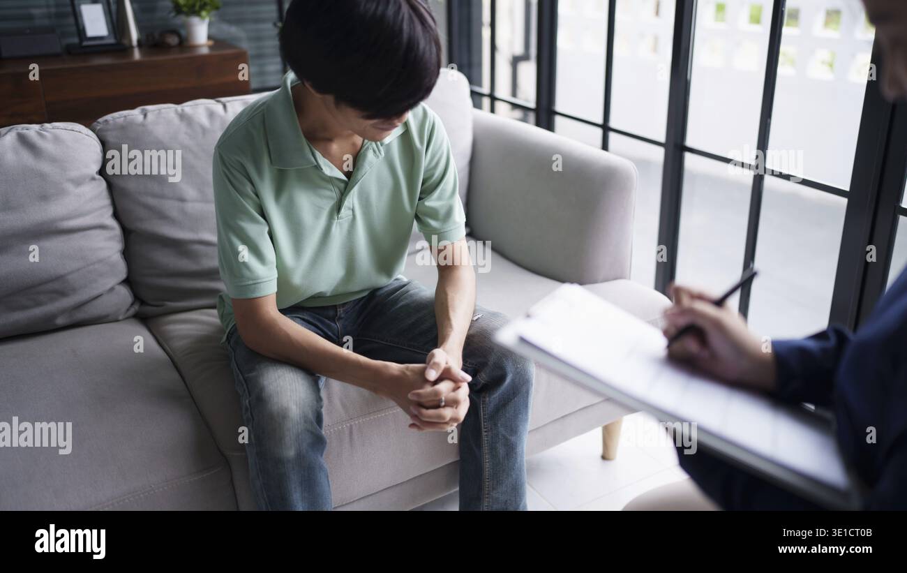 Psychothérapie professionnelle prendre note pendant le rendez-vous patient discutant des problèmes de santé mentale avec le psychologue santé mentale Banque D'Images