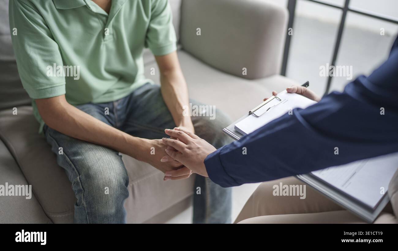 Psychothérapie professionnelle prendre note pendant le rendez-vous patient discutant des problèmes de santé mentale avec le psychologue santé mentale Banque D'Images