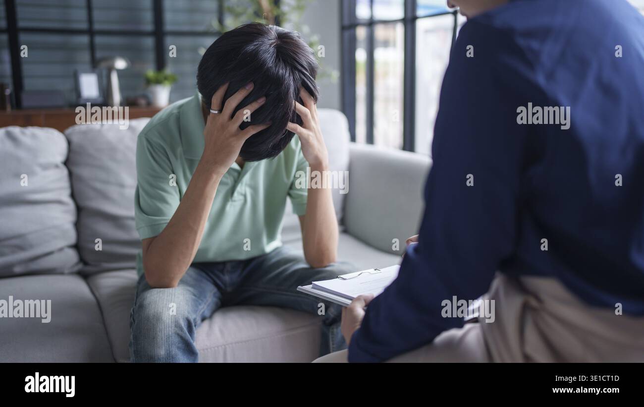 Psychothérapie professionnelle prendre note pendant le rendez-vous patient discutant des problèmes de santé mentale avec le psychologue santé mentale Banque D'Images