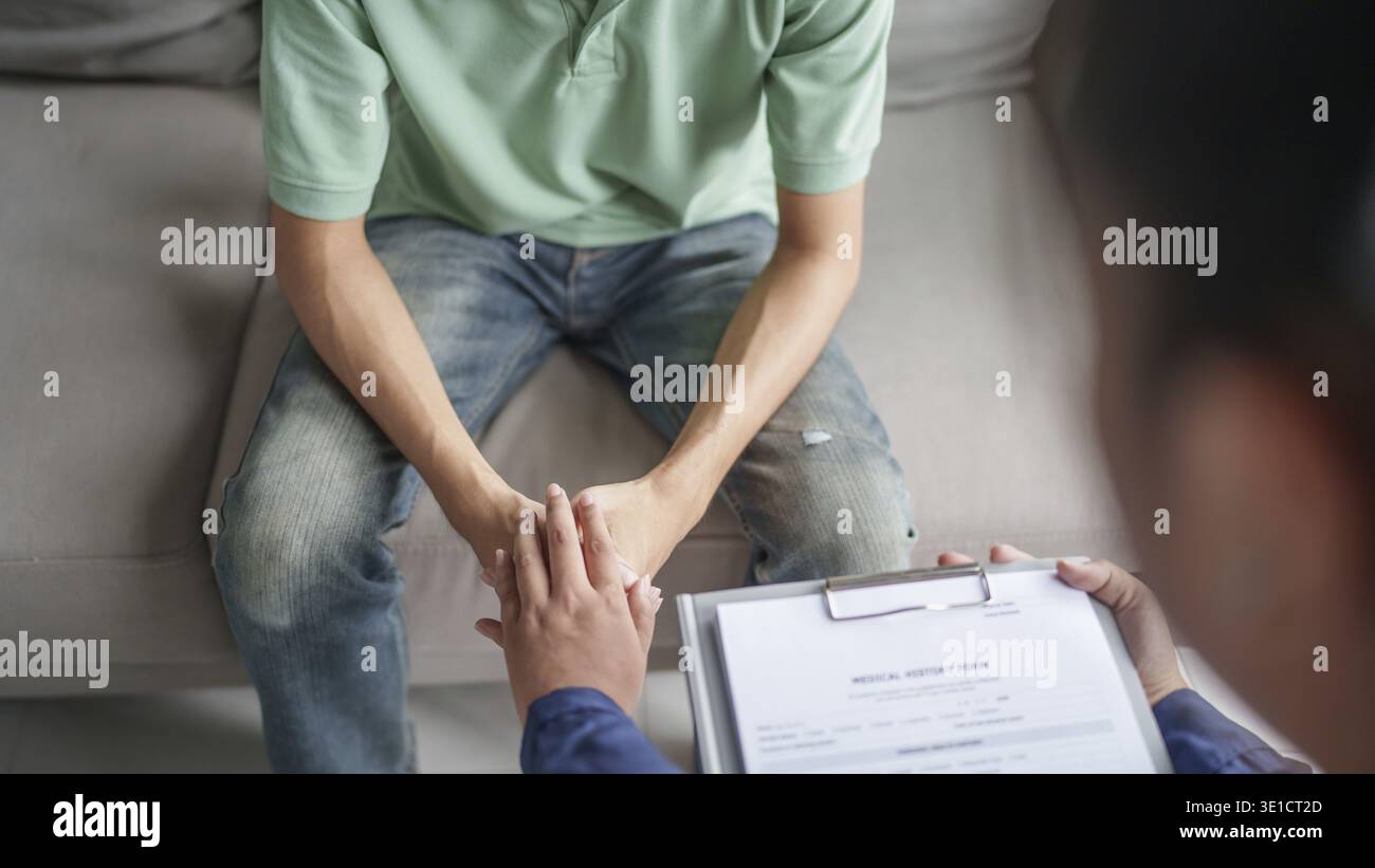 Homme triste assis sur le sofa patient discutant des problèmes de santé mentale avec le psychologue. concept de traitement de la santé mentale de l'homme asiatique déprimé Banque D'Images