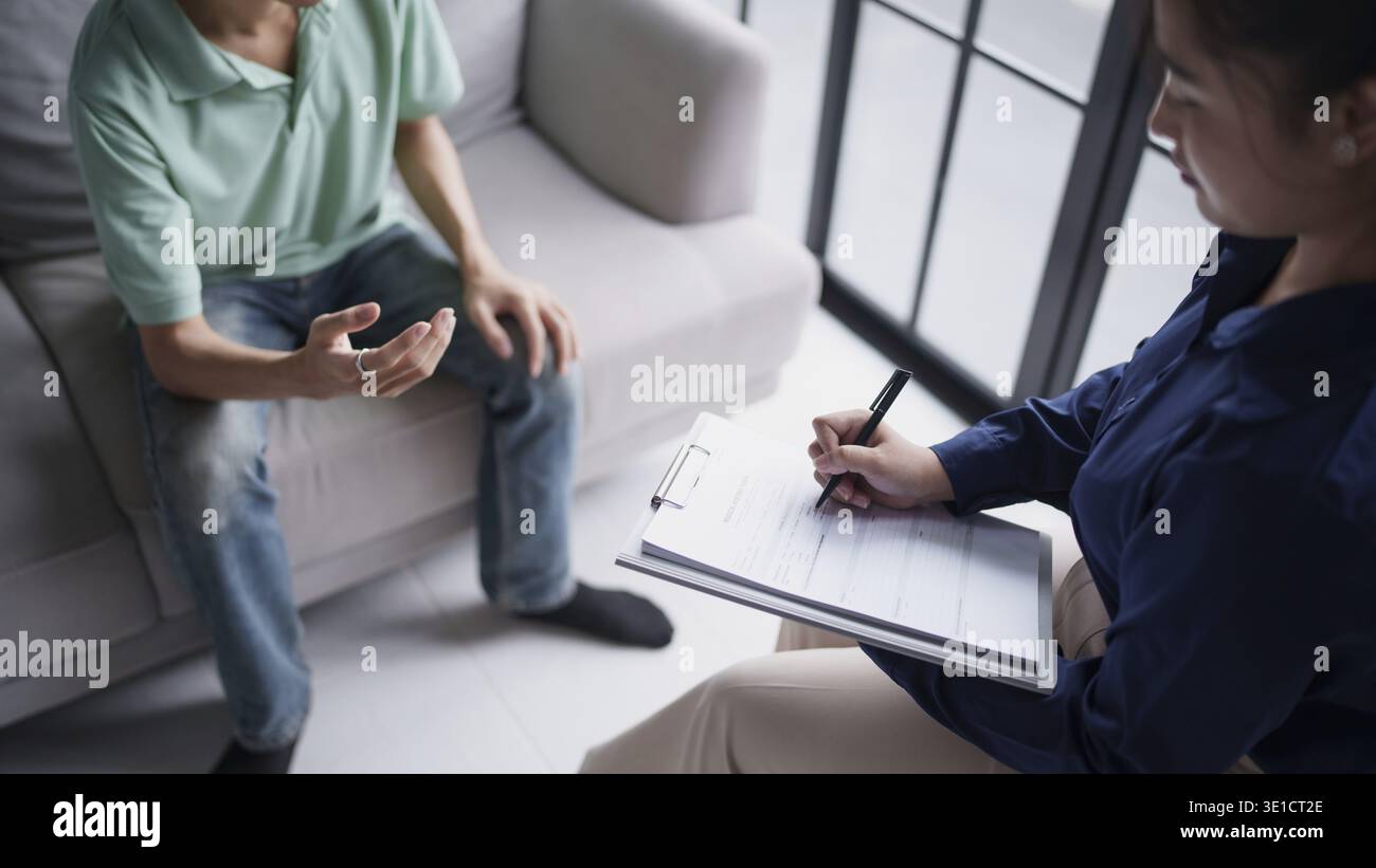 Homme triste assis sur le sofa patient discutant des problèmes de santé mentale avec le psychologue. concept de traitement de la santé mentale de l'homme asiatique déprimé Banque D'Images