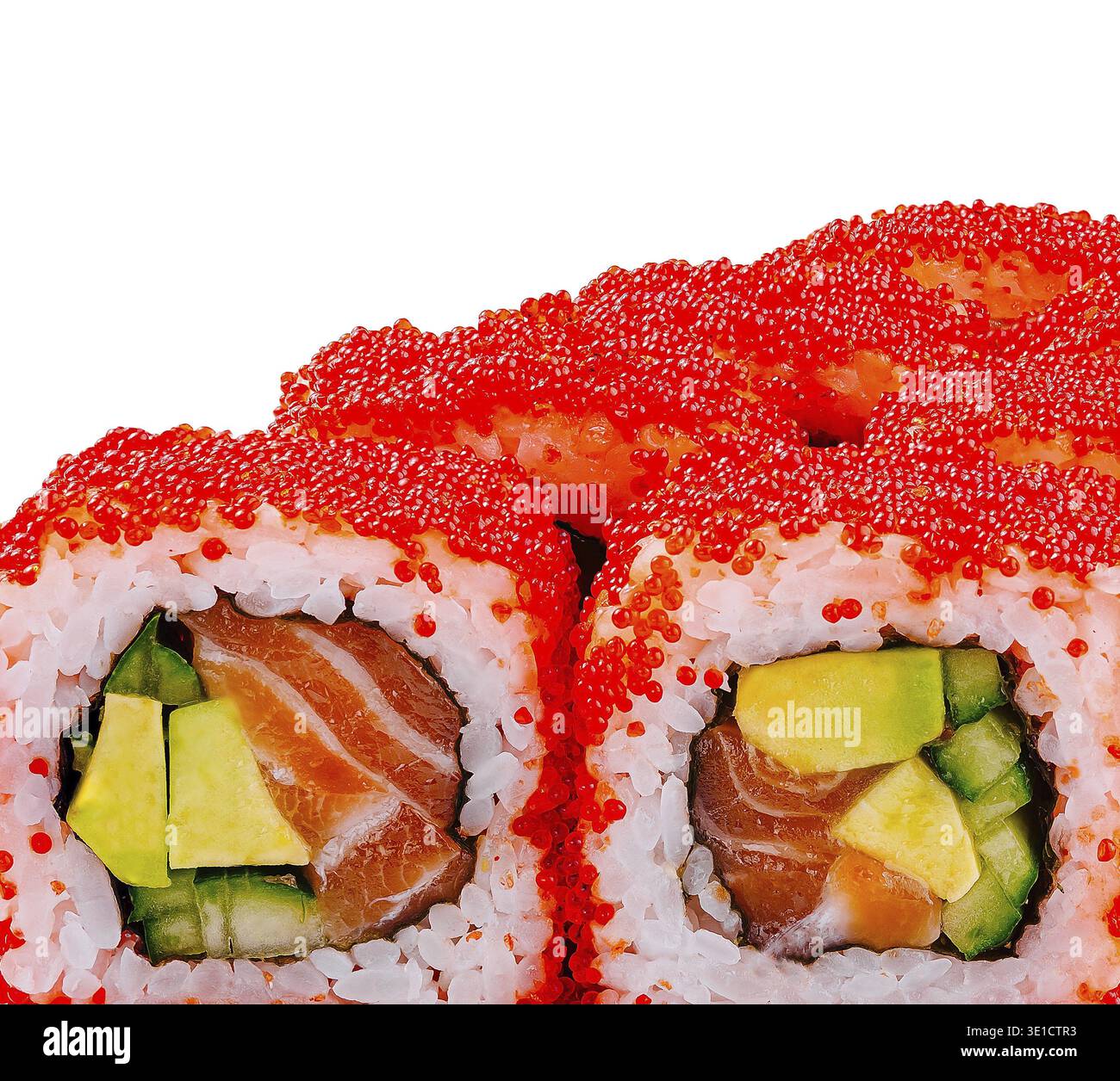Rouleaux de sushi californiens vibrants recouverts de tobiko rouge vif, isolés sur un fond blanc Banque D'Images