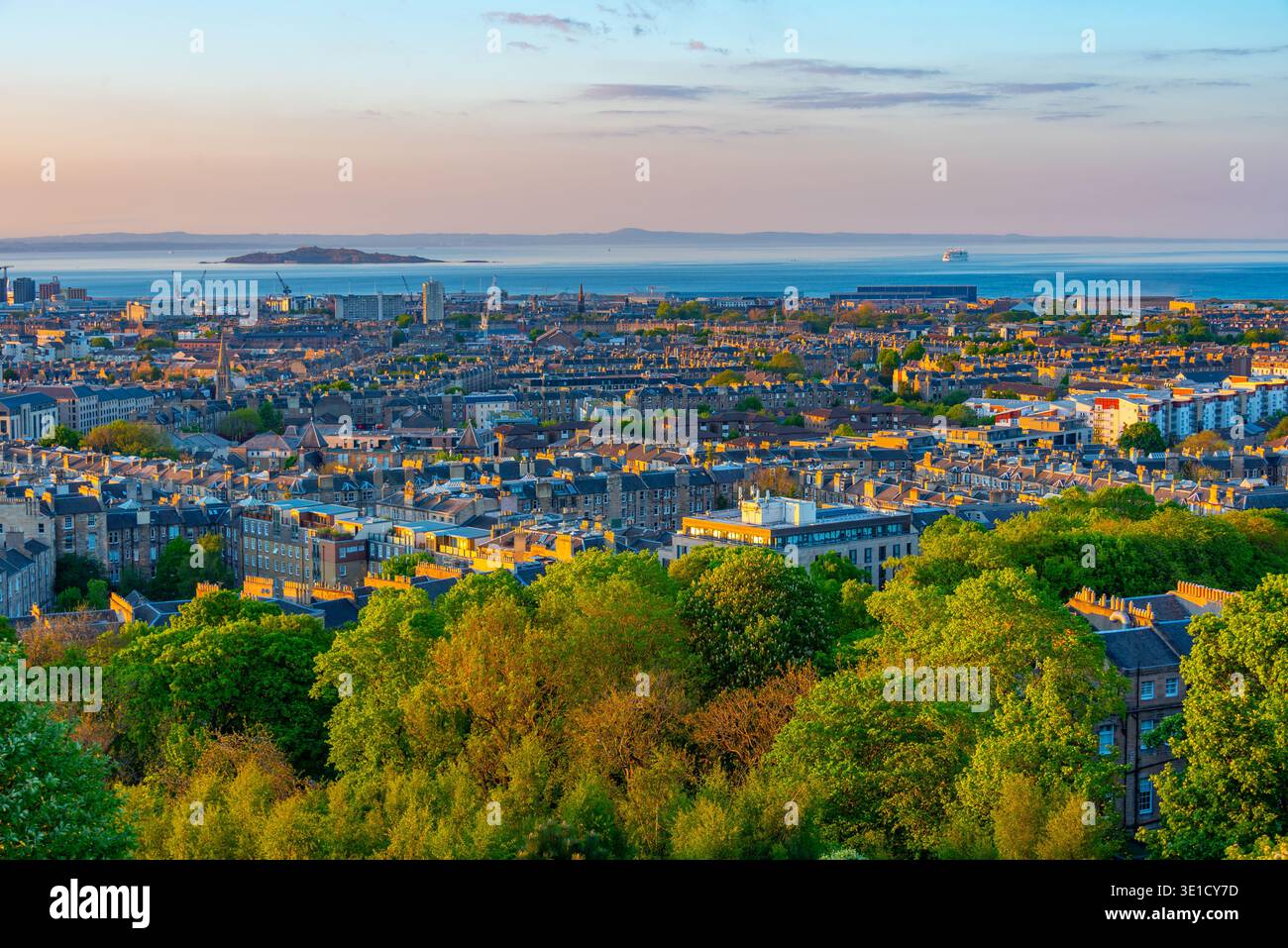 Coucher du soleil vue aérienne du quartier portuaire d'Édimbourg, Scotland.IMAGE Banque D'Images