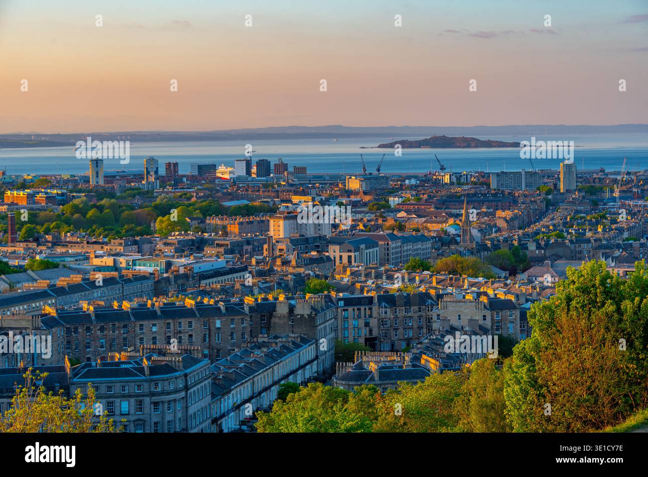 Coucher du soleil vue aérienne du quartier portuaire d'Édimbourg, Scotland.IMAGE Banque D'Images