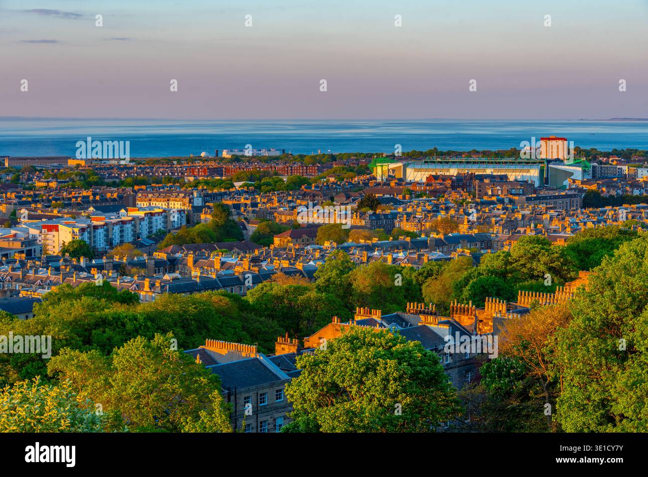 Coucher du soleil vue aérienne du quartier portuaire d'Édimbourg, Scotland.IMAGE Banque D'Images