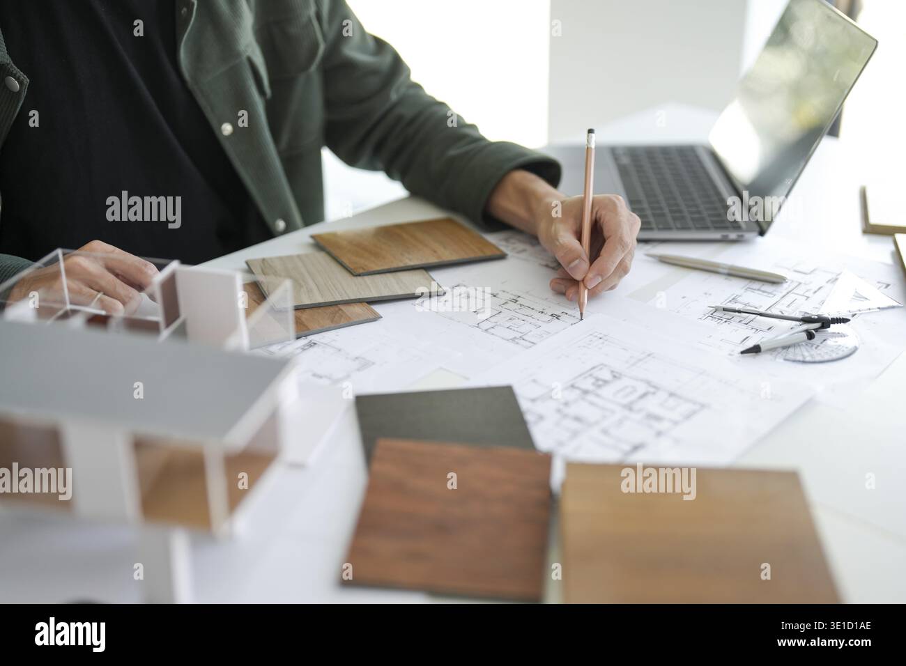 Architecture intérieur homme de projet créatif plan design maison de concepteur et choisir les matériaux intérieurs dessinant l'intérieur sur plan Banque D'Images