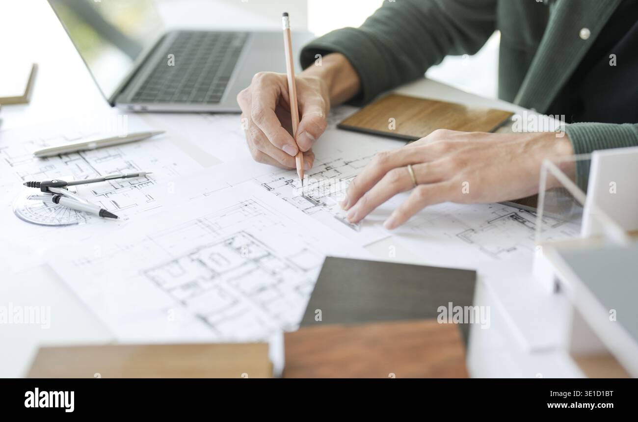 Architecture intérieur homme de projet créatif plan design maison de concepteur et choisir les matériaux intérieurs dessinant l'intérieur sur plan Banque D'Images