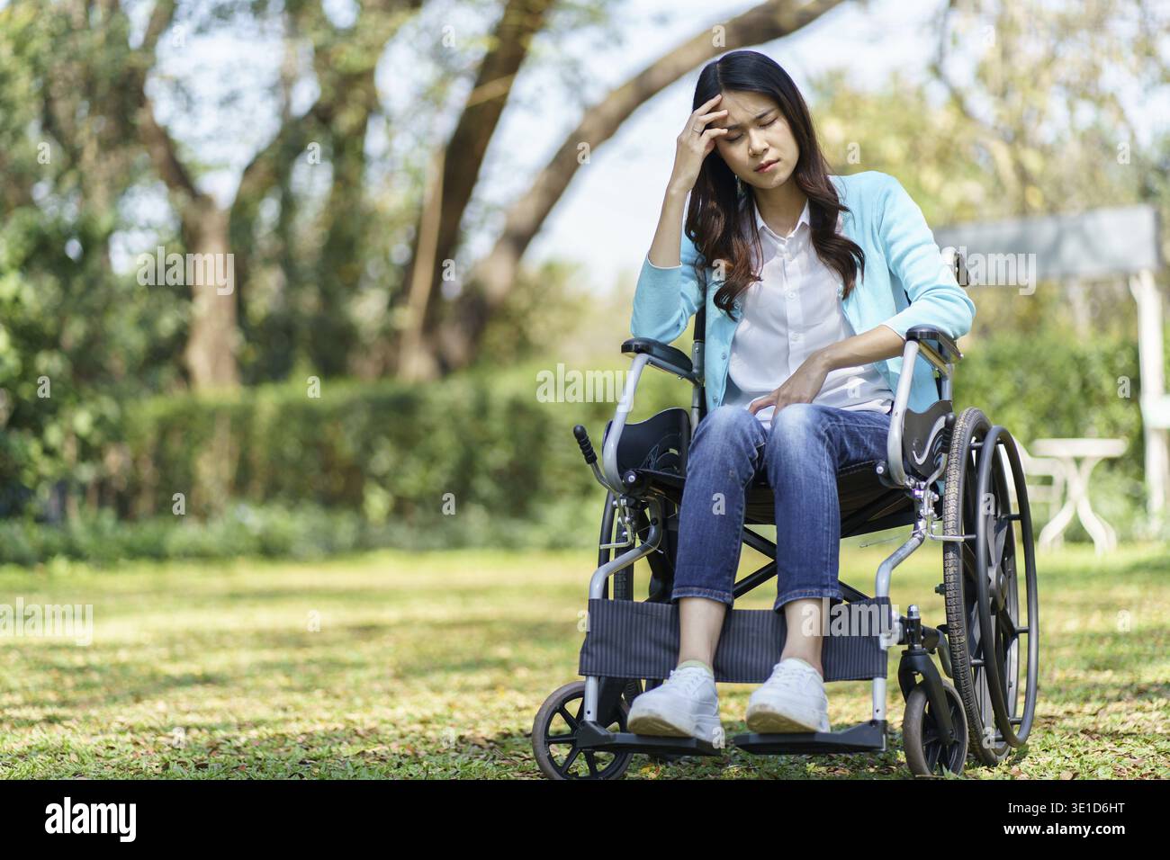 Femme asiatique triste déprimée en fauteuil roulant adulte handicapé solitaire Banque D'Images
