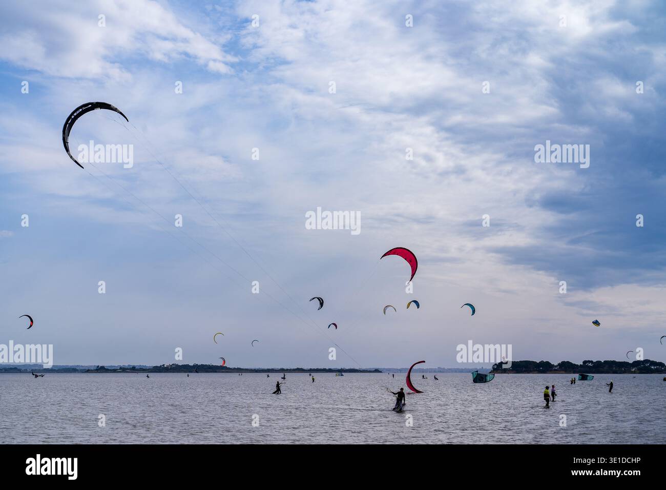 De nombreux cerfs-volants parsèment le ciel au-dessus des eaux plates de la réserve de Stagnone à Marsala. L'un des spots de kitesurf les plus célèbres au monde, réputé pour son Banque D'Images