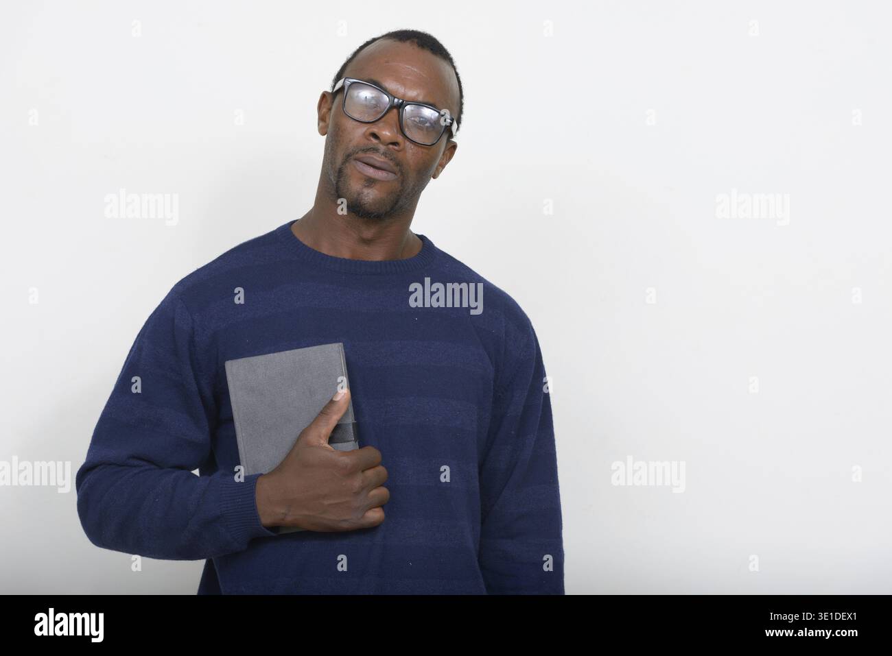 Photo studio d'un bel homme africain barbu sur fond blanc Banque D'Images