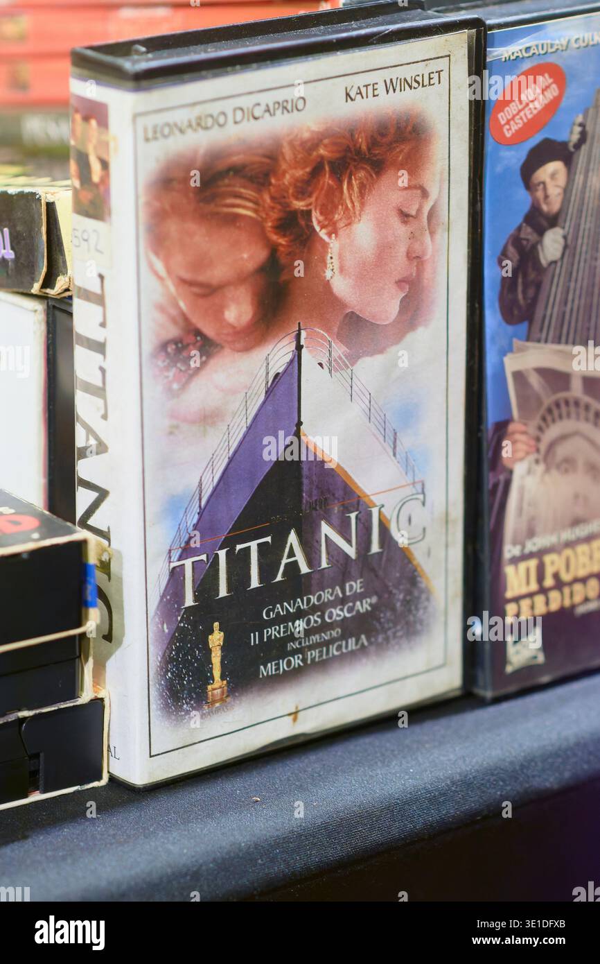 Cassette originale Titanic VHS affichée parmi d’autres vidéocassettes, représentant un film classique et un format physique associé au HO de la fin du XXe siècle Banque D'Images