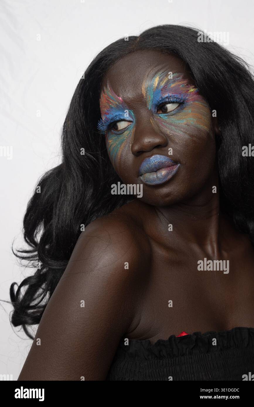 Portrait de beauté de femme avec maquillage artistique coloré Banque D'Images