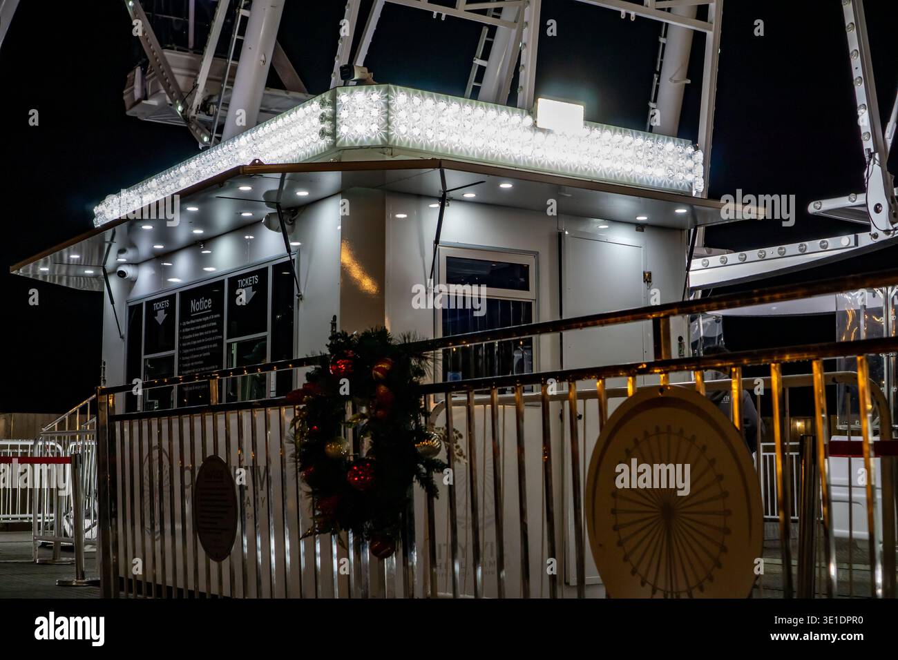 Foire de Noël de Cambridge à Parkers Piece avec grande roue illuminée la nuit Banque D'Images