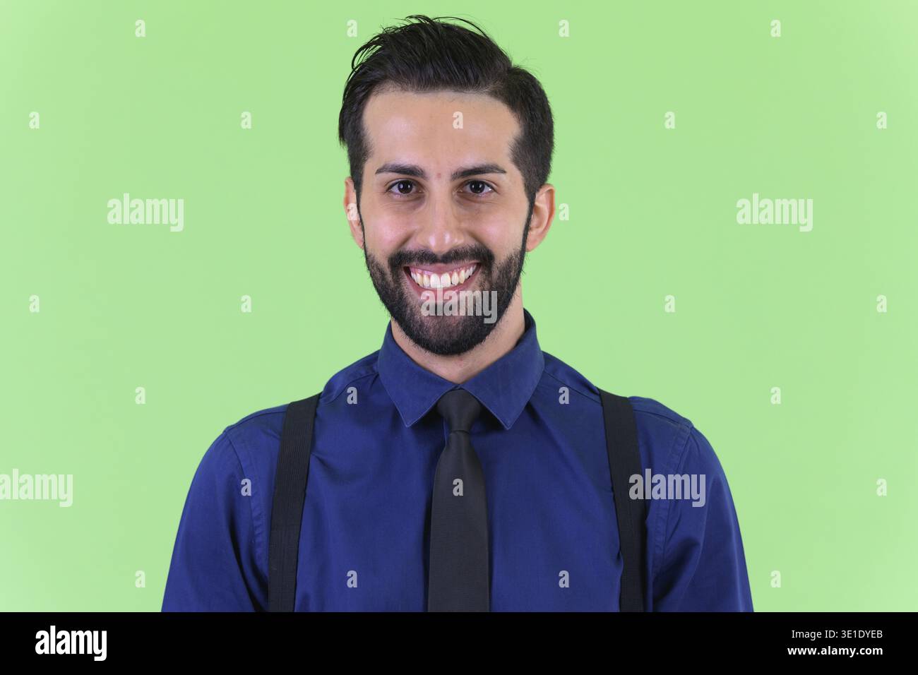 Studio shot du jeune bel homme d'affaires perse barbu sur fond vert Banque D'Images