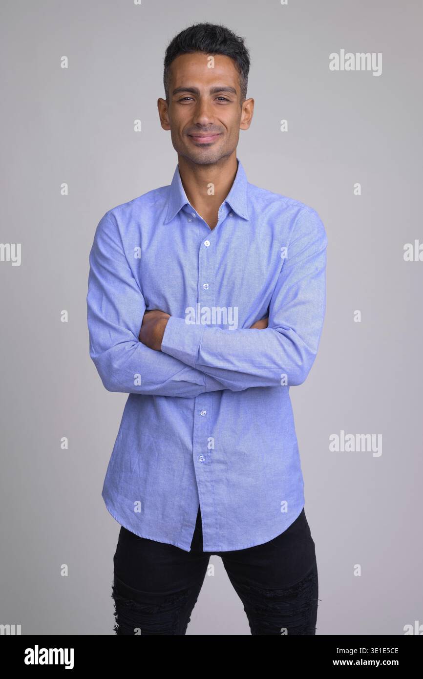Studio shot of young handsome businessman Perse contre fond blanc Banque D'Images