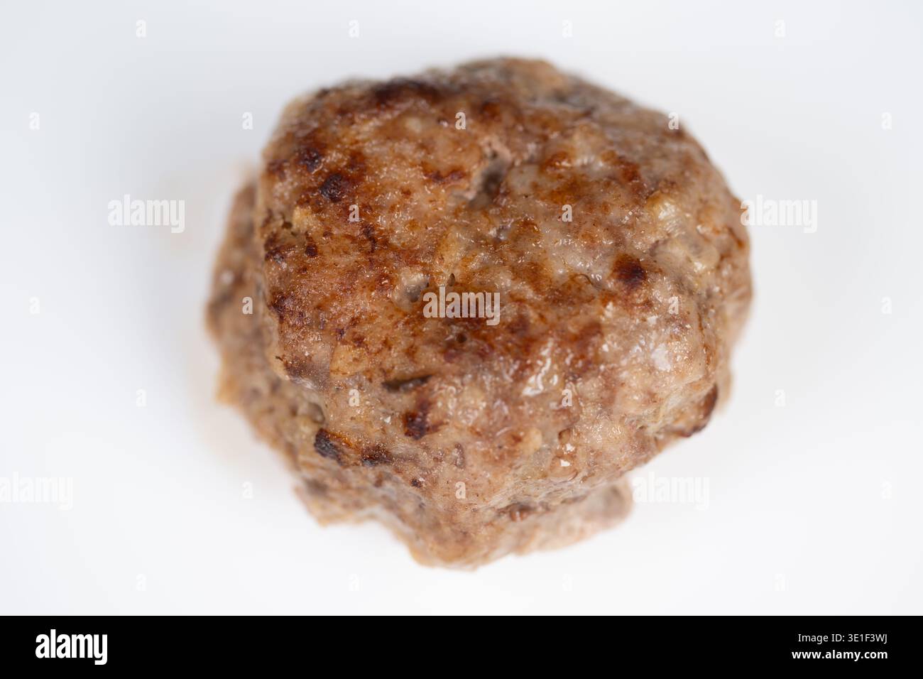Portion de côtelette réchauffée unique du service de cafétéria, texture frozentoplate, éclairage neutre, présentation pratique du service alimentaire et inspection de qualité Banque D'Images