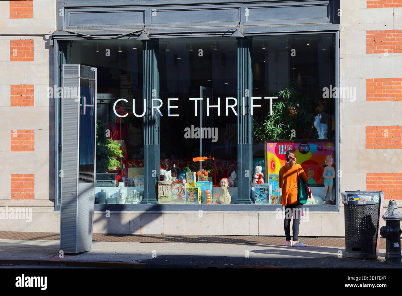 Cure Thrift, 91 3rd Ave, New York, NYC vitrine d'une boutique d'épargne caritative pour la recherche sur le diabète. Banque D'Images