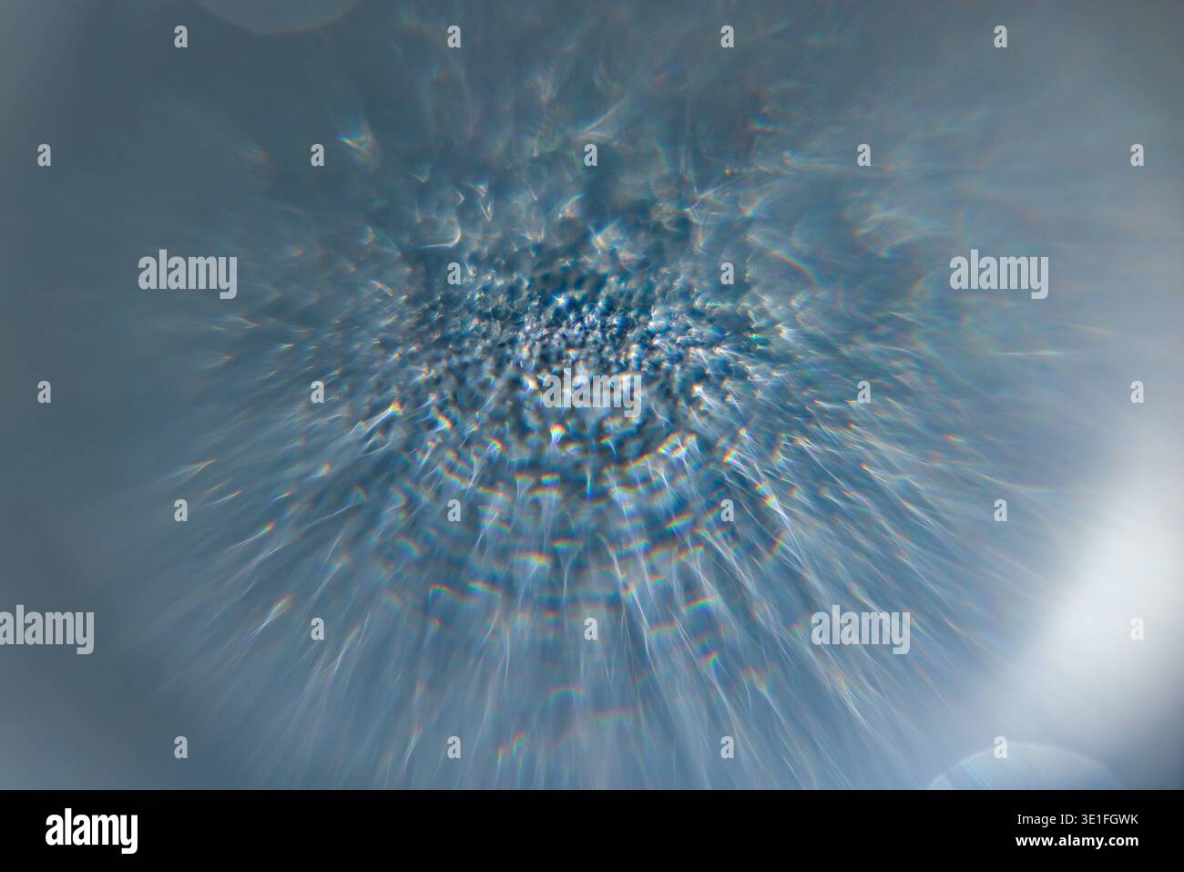 Fond bleu abstrait dynamique avec éclat de lumière rayonnante, texture chatoyante et reflets doux et étincelants. Idéal pour le design futuriste, la technologie Banque D'Images