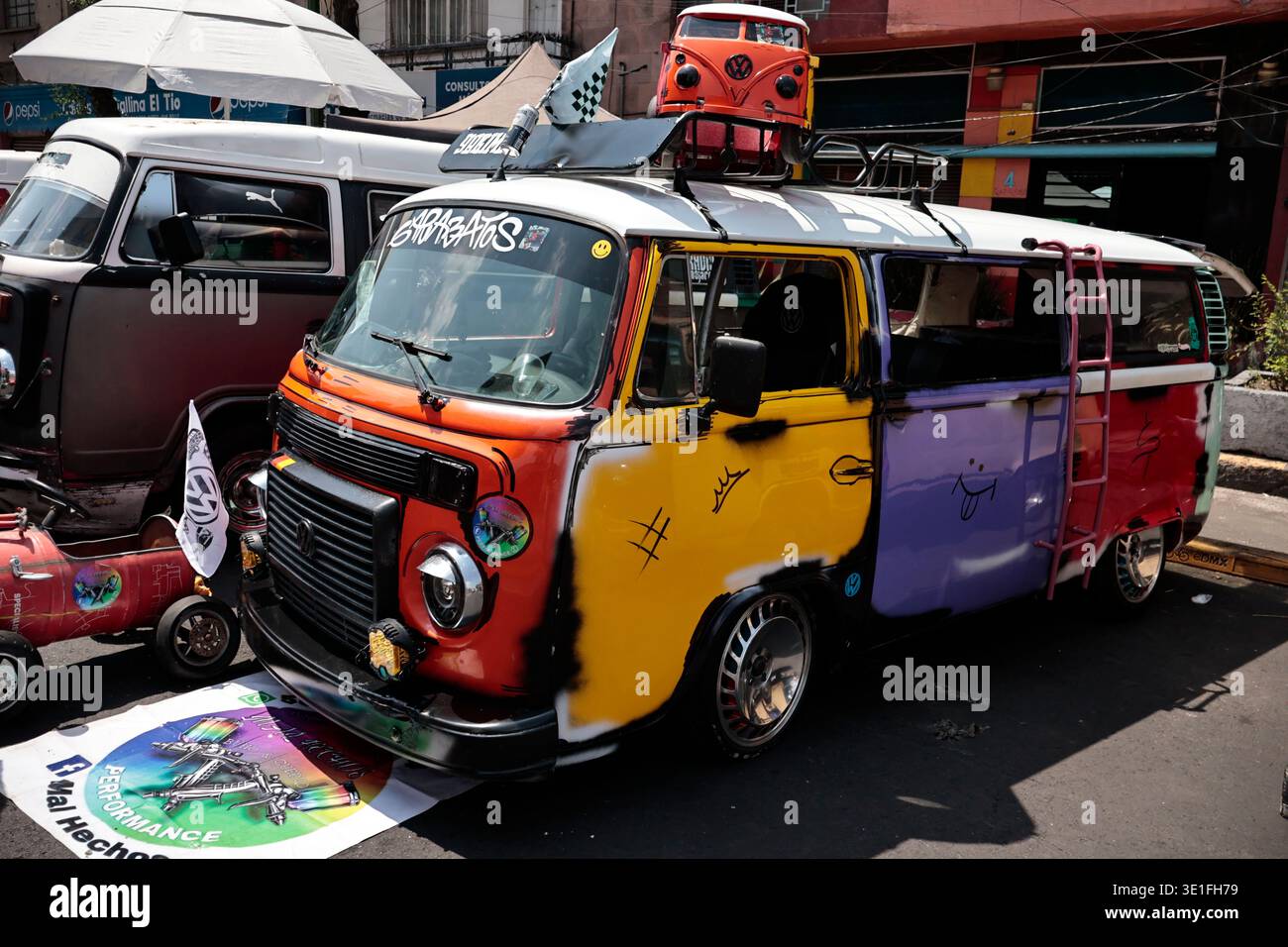 Vw Bus Modifications Un Volkswagen VW bus stationné avec des modifications et de la peinture ...