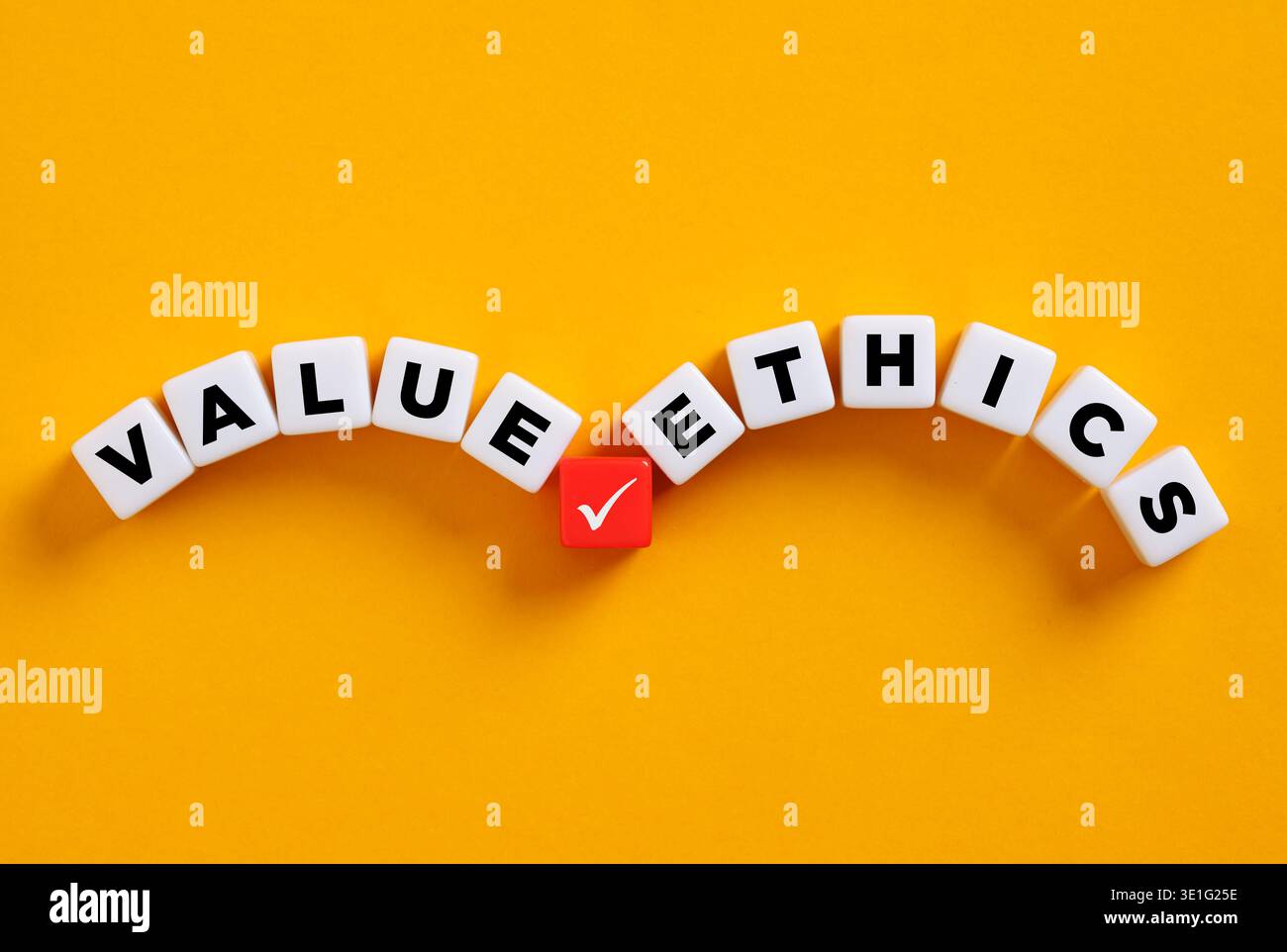 Tuiles de Scrabble formant des mots valeur et éthique avec une tuile de coche rouge, représentant l'intégrité de choix. Éthique des affaires et concepts moraux. Banque D'Images