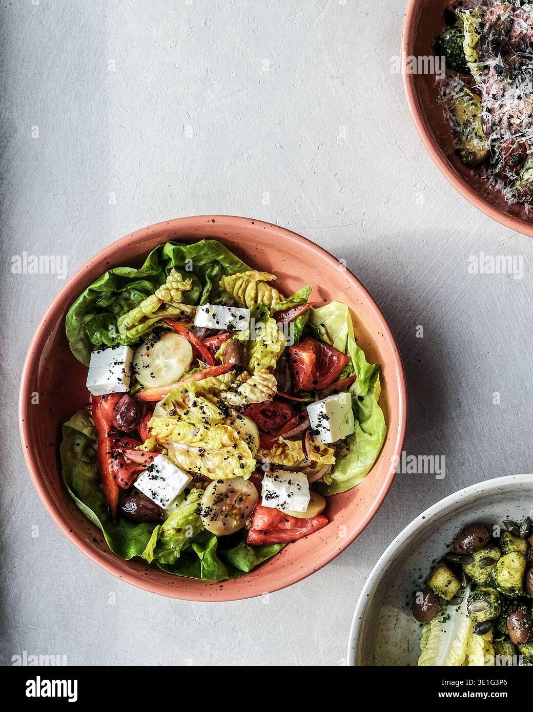 Fromage grillé aux herbes et légumes. Délicieuse salade avec fromage fondu et légumes du jardin Banque D'Images