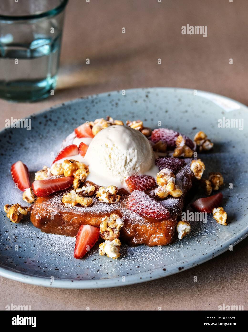 Crêpes chocolatées avec garniture délicieuse. Riches crêpes au chocolat servies avec des fruits frais et des noix Banque D'Images