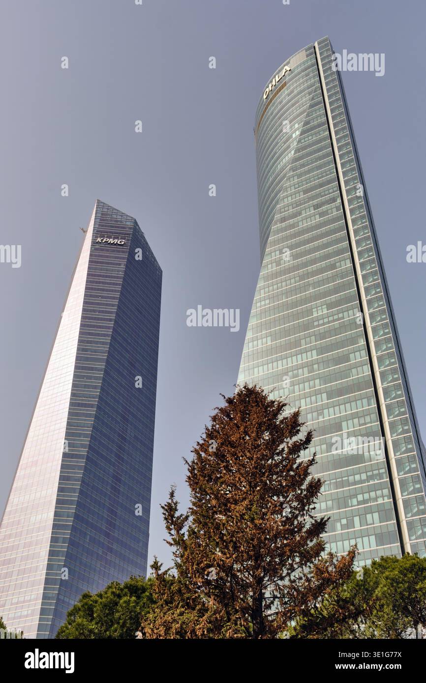 Madrid, Espagne - 5 mars 2026 : Corporate Finance and Global Business à Salamanque, Madrid, Espagne Modern Office Towers et KPMG Headquarters contre A. Banque D'Images