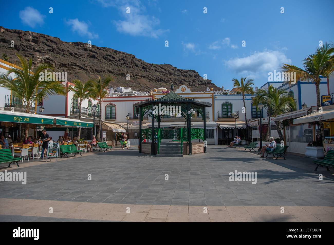 Puerto de Mogan, Espagne 17 mai 2025, place idyllique avec pavillon et palmiers à Puerto de Mogán, Gran Canaria Banque D'Images
