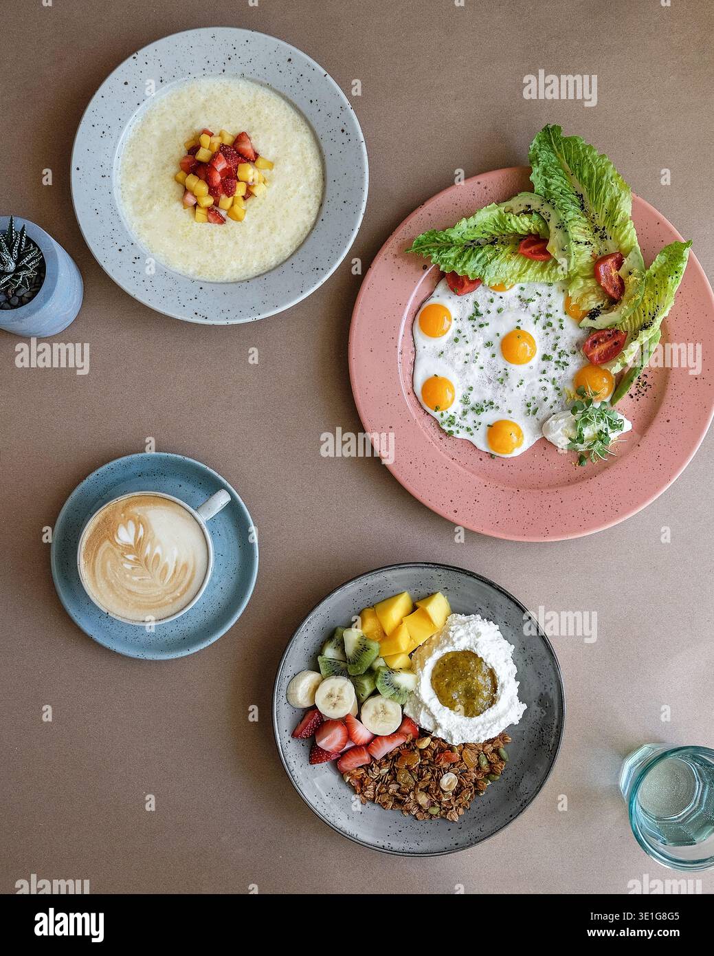 Variété de plats de style Breakfaststyle. Un assortiment d'aliments pour petit-déjeuner arrangé pour le plaisir commun Banque D'Images