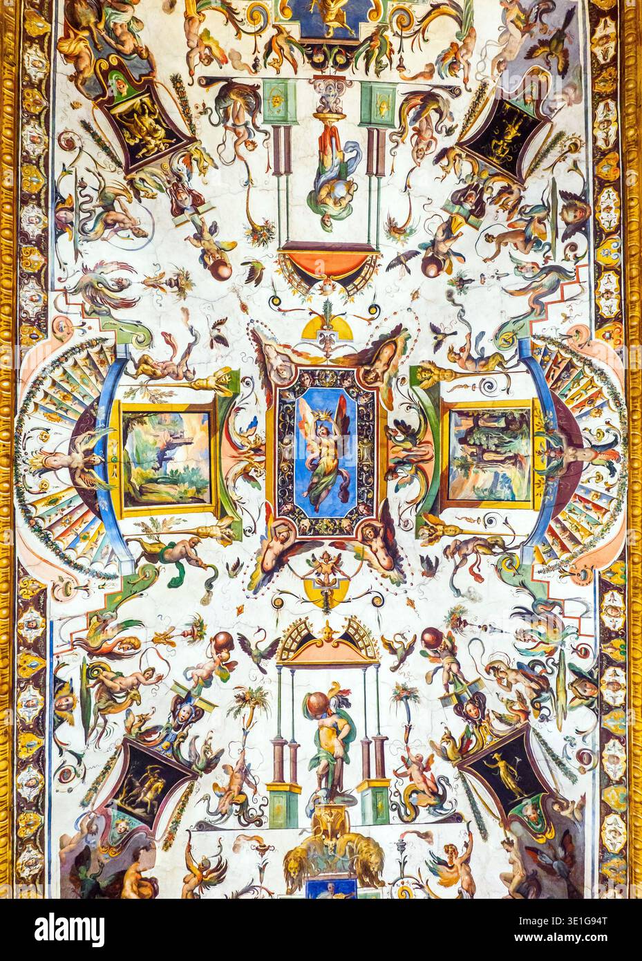 Plafonds peints richement décorés dans le couloir de la Galerie Ufizi - Florence, Italie Banque D'Images