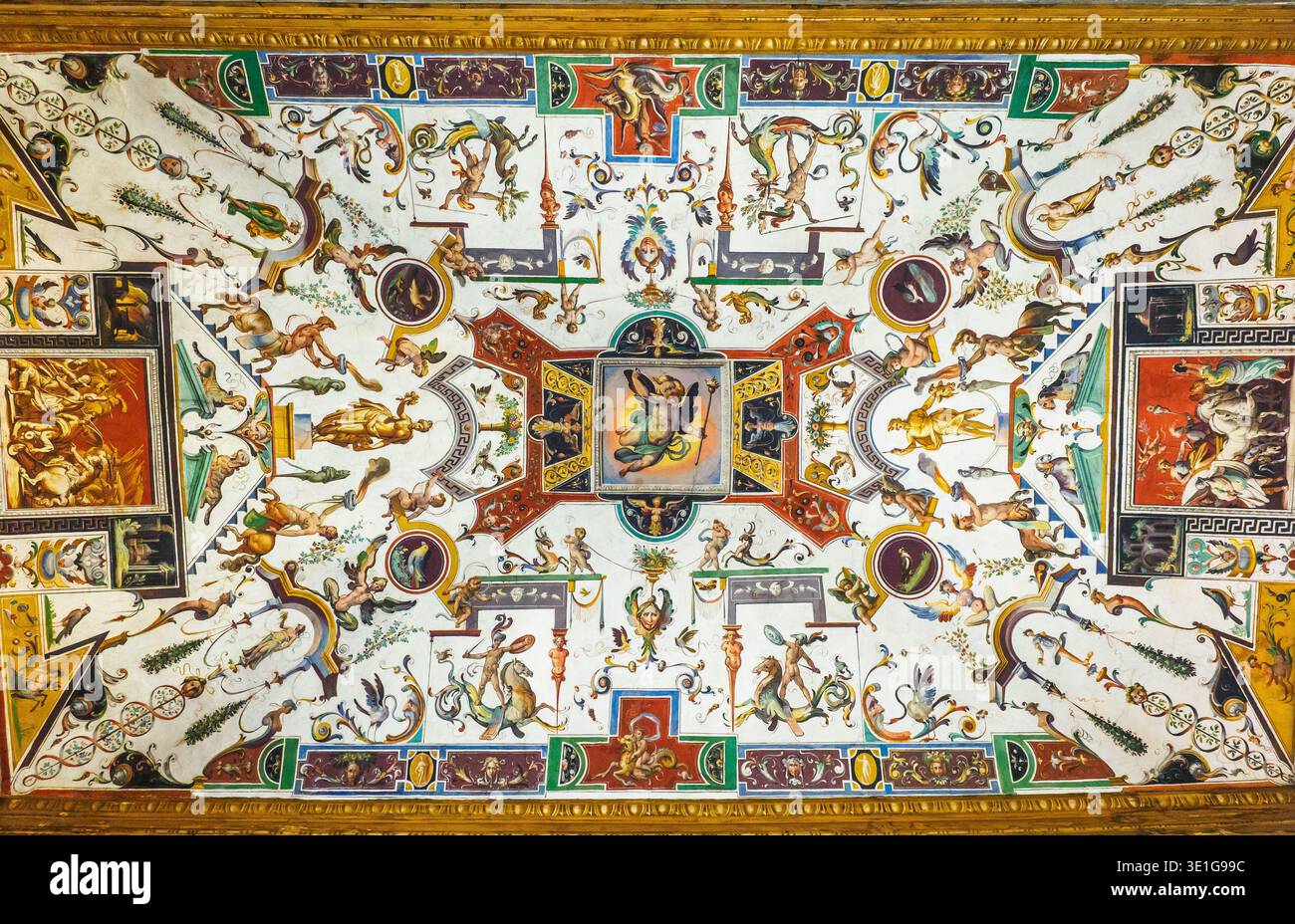 Plafonds peints richement décorés dans le couloir de la Galerie Ufizi - Florence, Italie Banque D'Images