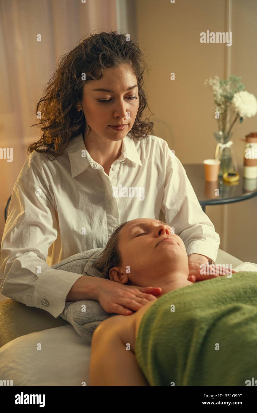 Massothérapeute professionnel donnant un massage des épaules dans un salon de spa Banque D'Images