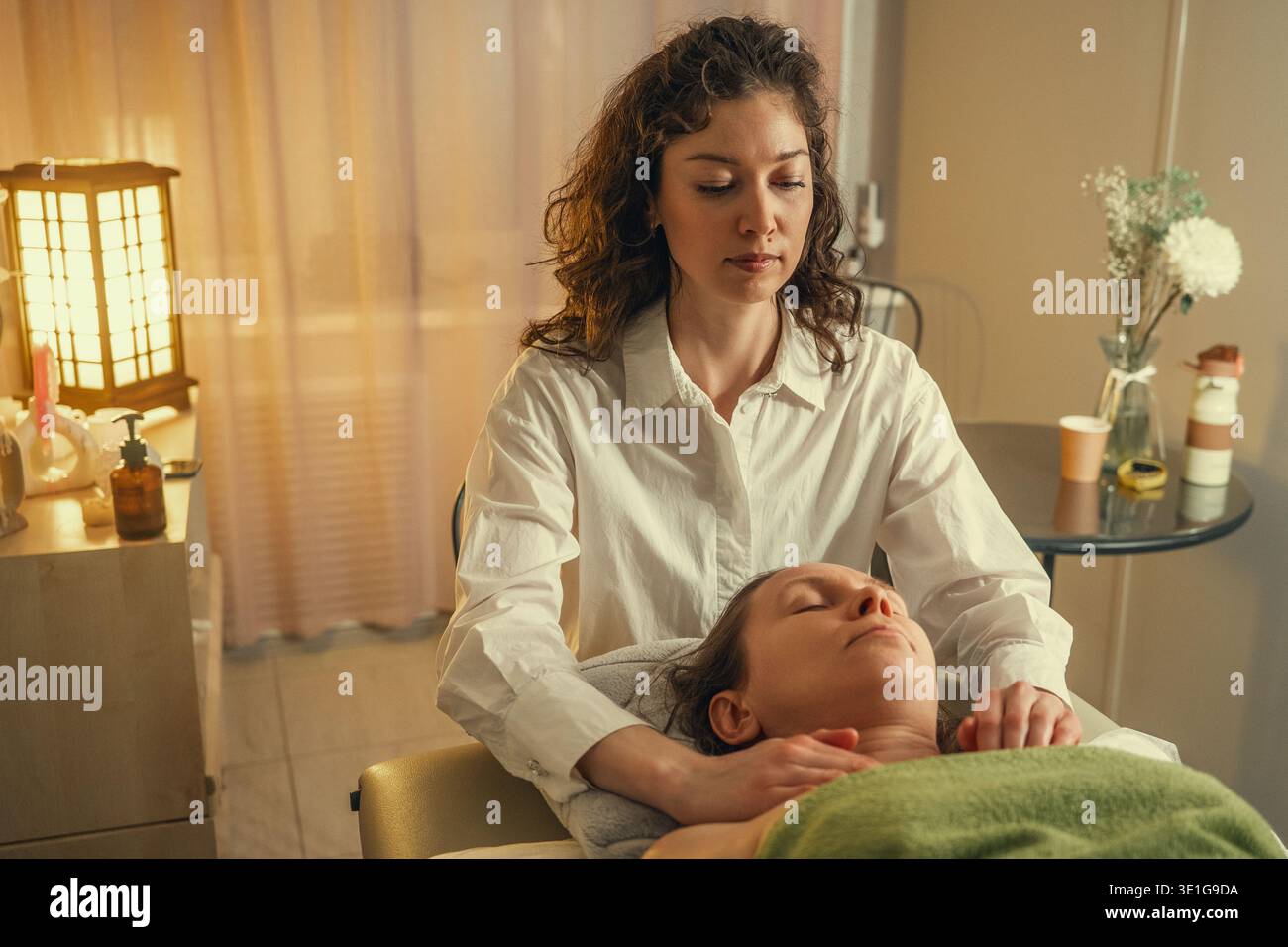 Massothérapeute professionnel donnant un massage des épaules dans un salon de spa Banque D'Images