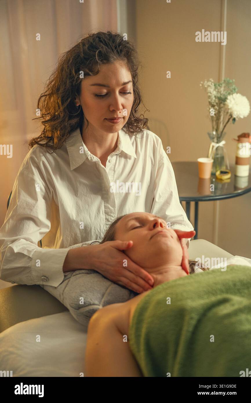 Massothérapeute professionnel donnant un massage des épaules dans un salon de spa Banque D'Images